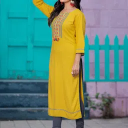 MITTOO Yoke Design Thread Work Kurta image 3