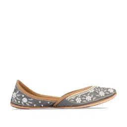 Desi Colour Women's Grey & White Ethnic Juttis-picture-18