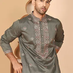 Jompers Men Ethnic Motifs Embroidered Chikankari Kurta-image-3
