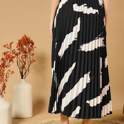 OTABU  Printed Pleated Flared Maxi Skirt image 4