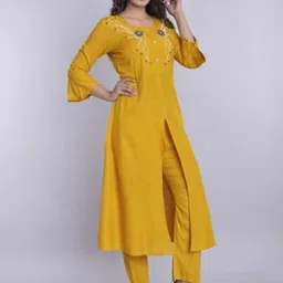 Mishpra Women Floral Embroidered Panelled Thread Work Kurta with Trousers image 5