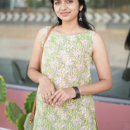 GoSriKi Women Floral Printed Regular Kurta with Trousers image 4