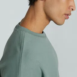 Puma wardrobe Essentials Men Relaxed Fit Round-Neck Sweatshirt image 5