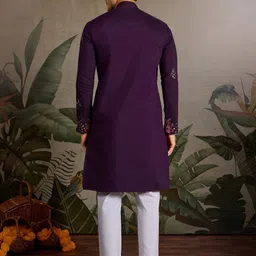Odette Men Embroidered Kurta image 5