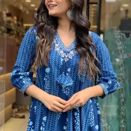 STYLENZA Ethnic Motifs Printed V-Neck Thread Work A-Line Kurta With Pyjamas & Dupatta image 4