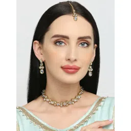 OOMPH Gold Kundan Delicate Minimal Choker Necklace Set with Drop Earrings & Maangtikka image 3