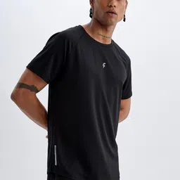 DeFacto Men Solid Round Neck T-shirt image 3