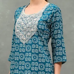 Meena Bazaar Women Printed Regular Thread Work Kurta with Trousers & With Dupatta image 3