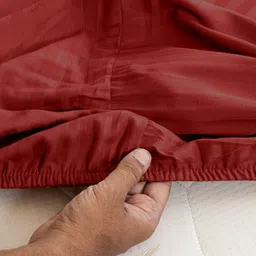 WEAVE AND DECOR Red 300 TC Bedsheet with 2 Pillow Covers image 2