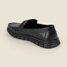 Metro Men Textured Leather Loafers image 4