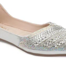 Denill Women Embellished Ethnic Mojaris Flats image 5