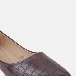 Chemistry Women Textured Pointed Toe Block Sandals image 3