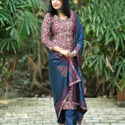 gosriki Women's Rayon Blend Straight Printed Kurta with Pant & Dupatta image 2