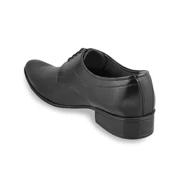 Mochi Men Black Textured Leather Derbys image 5