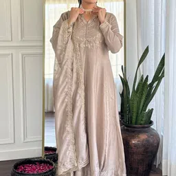 CANIZZARO Women Ethnic Motifs Embroidered Panelled Thread Work Kurta with Trousers & With Dupatta image 5