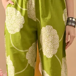 PRISCA Women Floral Printed Regular Thread Work Pure Cotton Kurta with Trousers image 3