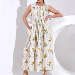 SIDDHO HUM Women Floral Printed Round Neck A-Line Maxi Dress image 2