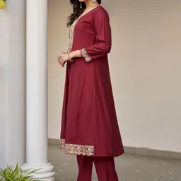 Larqi Women Ethnic Motifs Embroidered Regular Thread Work Chanderi Silk Kurta with Trousers & With Dupatta image 3