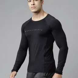 MuscleBlaze Men Drop-Shoulder Sleeves Pockets Compression T-shirt image 3