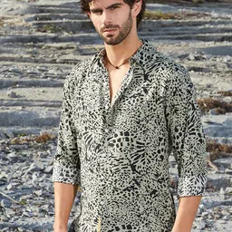 Campus Sutra Men Comfort Fit Spread Collar Abstract Printed Casual Shirt image 3