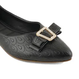 Cogner Women Textured Mules Flats image 5