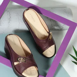 TRASE Block Pumps with Buckles image 1