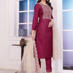 AVNISA ENTERPRISE Floral Yoke Design Thread Work Straight Kurta With Trousers & Dupatta image 4