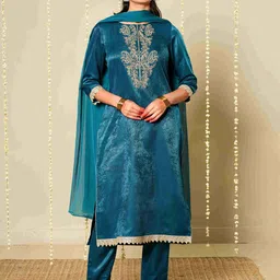 Meesan Embroidered Velvet Kurta Set-picture-11
