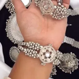 ISLANA Stone Studded Jewellery Set image 3