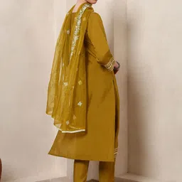 Spera Floral Embroidered V-Neck Zari Straight Kurta With Trousers And Dupatta image 2