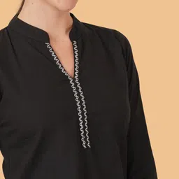 Brownverse Embroidered Khadi Cotton Mandarin Collar Straight Kurta image 4