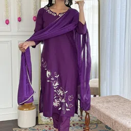 SWEETPEL Women Floral Embroidered Thread Work Kurta with Trousers & Dupatta image 4