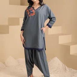 WoowZerz Floral Embroidered Beads and Stones Notch Neck Straight Kurta With Dhoti Pants-picture-14