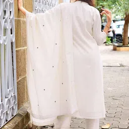 MITTOO Ethnic Motifs Embroidered V-Neck Pure Cotton Kurta With Trousers & Dupatta image 3