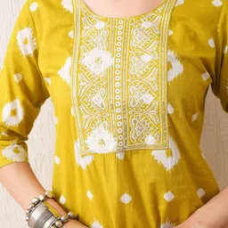 GLOWWORLD Women Ethnic Motifs Printed Regular Pure Cotton Kurta with Trousers image 4