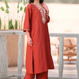 SZN Floral Embroidered Thread Work Straight Kurta With Trousers image 3