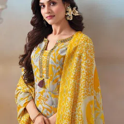 Varanga Women Floral Printed Regular Kurta with Trousers & With Dupatta image 5