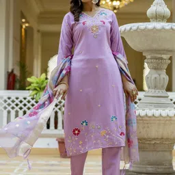SWEETPEL Floral Embroidered V-Neck Thread Work Straight Kurta With Trousers & Dupatta image 2