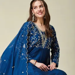 mokosh Women Silk Blend Kurta Pant Dupatta Set image 5