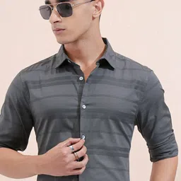 HIGHLANDER Men Cutaway Collar Horizontal Striped Cotton Formal Shirt-image-49
