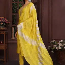 DIVASTRI Floral Embroidered Sequined V-Neck Straight Kurta With Trousers & Dupatta image 2