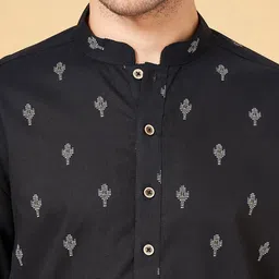 indus route by Pantaloons Men Geometric Flared Sleeves Thread Work Kurta image 4