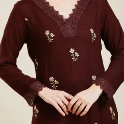 MOKOSH Women Floral Embroidered Regular Thread Work Kurta with Trousers image 2