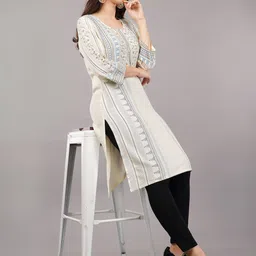 Avaasa Buy Shruthi Floral Printed Round Neck Ethnic Kurta image 4