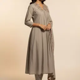 NEW ETHNIC 4 YOU Floral Embroidered Empire Thread Work Kurta with Trousers & Dupatta image 4