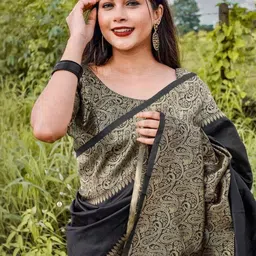 Shriyangan Paisley Woven Design Zari Kanjeevaram Saree with Unstitched Blouse Piece image 5