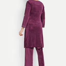 FNOCKS Women Regular Beads and Stones Velvet Kurta with Pyjamas image 5