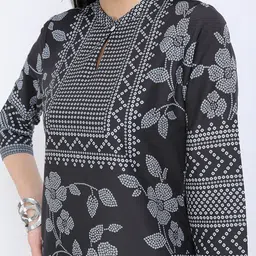 Vishudh Women Black Geometric Printed Keyhole Neck Kurta image 2