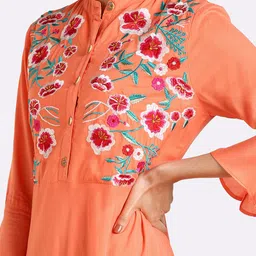 shashvi Women Peach-Coloured Floral Embroidered Bell Sleeves Thread Work Anarkali Kurta image 3