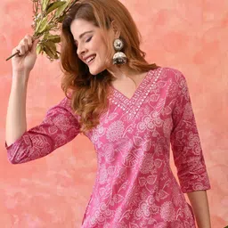 KKOUTFITS Women Floral Printed Thread Work Kurta-image-16